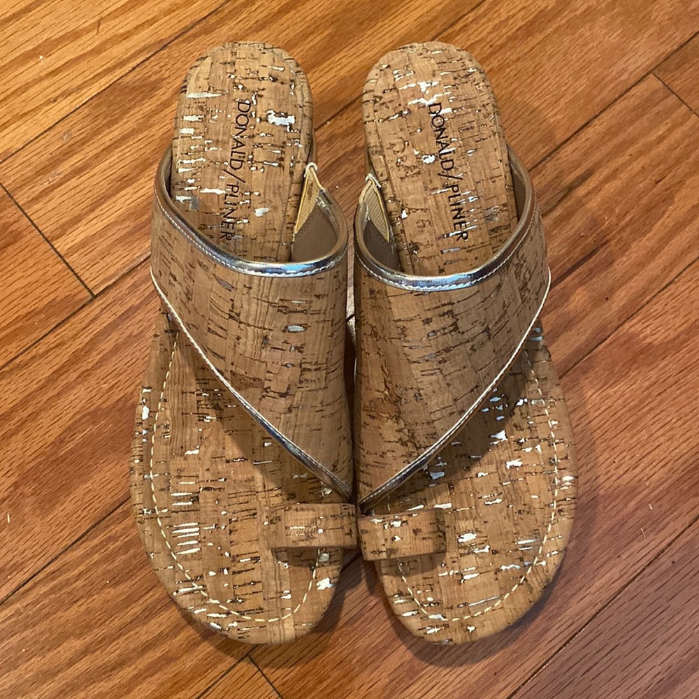 BRAND NEW - DONALD/ PLINER wedges. Size 6.5